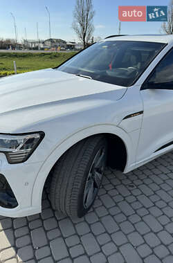 Внедорожник / Кроссовер Audi e-tron 2020 в 