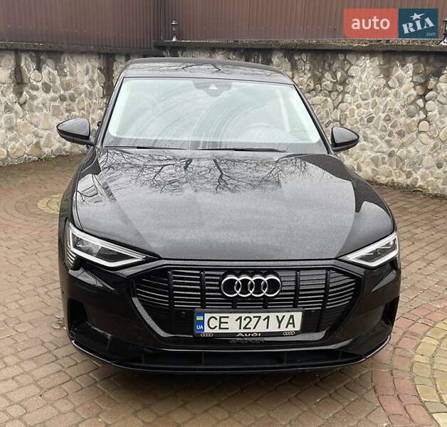 Позашляховик / Кросовер Audi e-tron 2019 в Косові