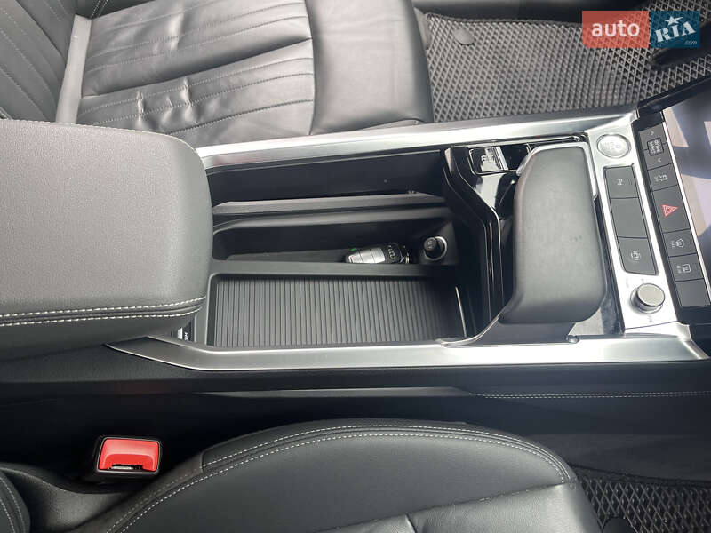 Позашляховик / Кросовер Audi e-tron 2019 в Косові