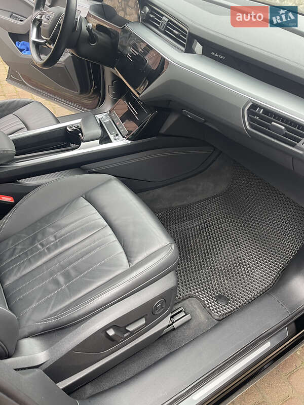Позашляховик / Кросовер Audi e-tron 2019 в Косові