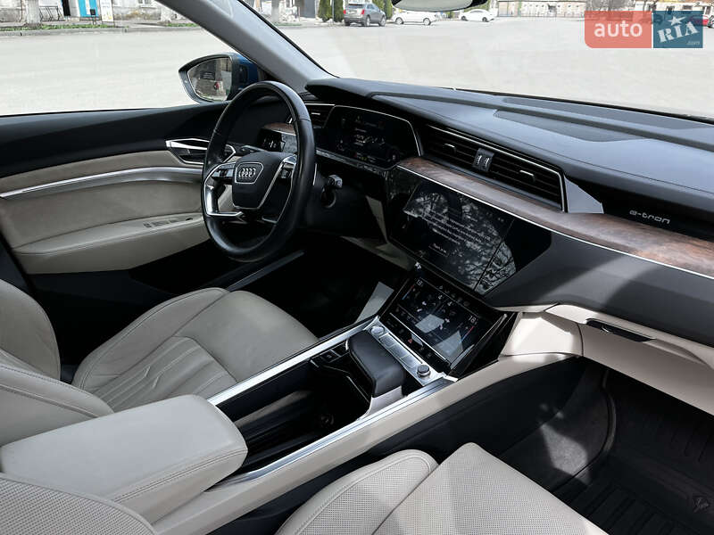 Внедорожник / Кроссовер Audi e-tron 2019 в Краснограде
