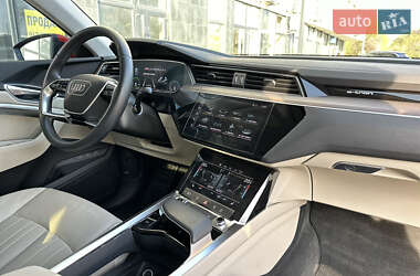 Внедорожник / Кроссовер Audi e-tron 2022 в 