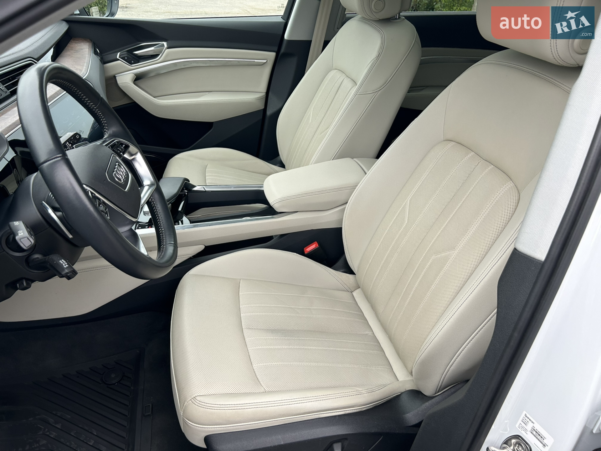 Audi e-tron 2019 VIN WA1LAAGE1KB022298 фото оголошення 14 з 38
