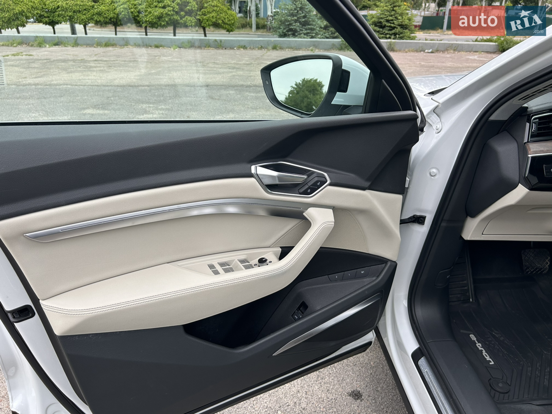 Audi e-tron 2019 VIN WA1LAAGE1KB022298 фото оголошення 24 з 38