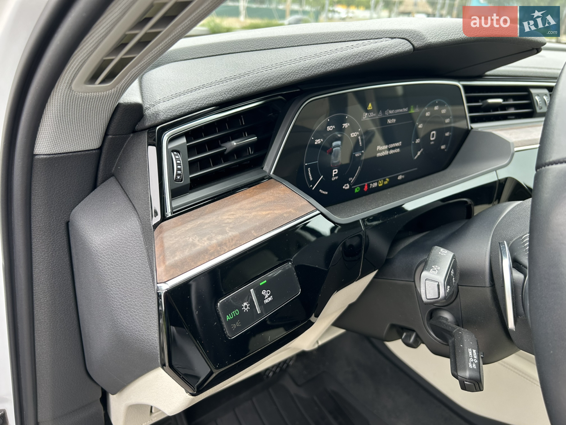 Audi e-tron 2019 VIN WA1LAAGE1KB022298 фото оголошення 16 з 38