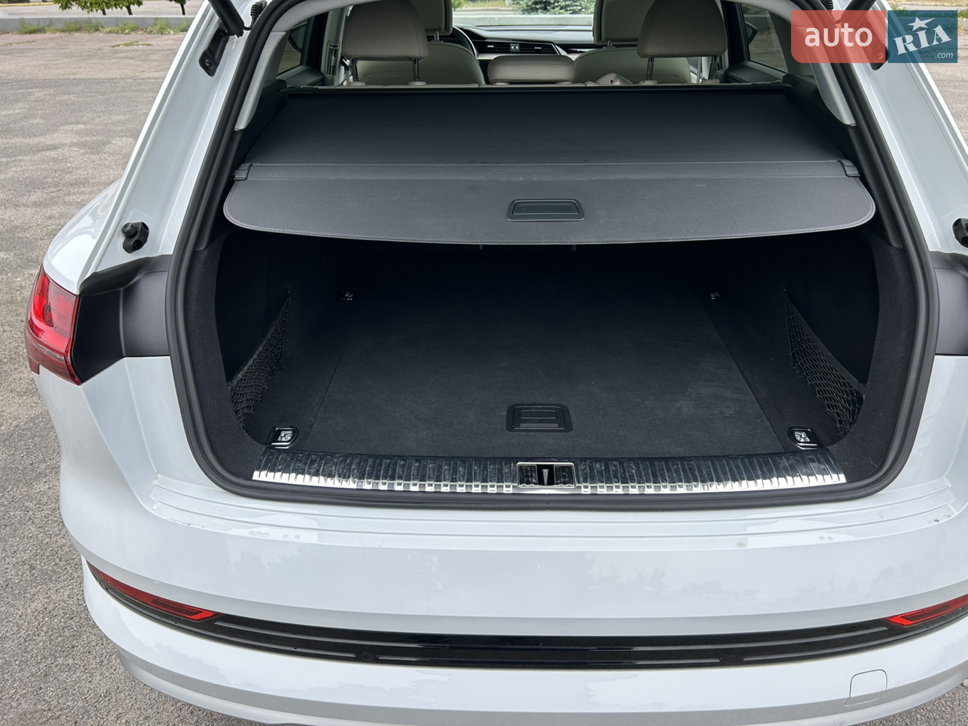 Audi e-tron 2019 VIN WA1LAAGE1KB022298 фото оголошення 30 з 38