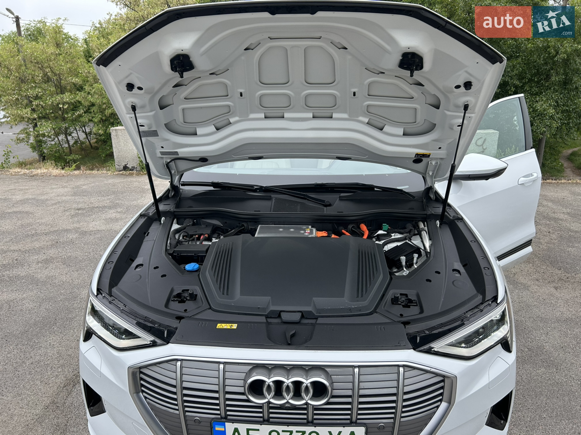 Audi e-tron 2019 VIN WA1LAAGE1KB022298 фото оголошення 28 з 38