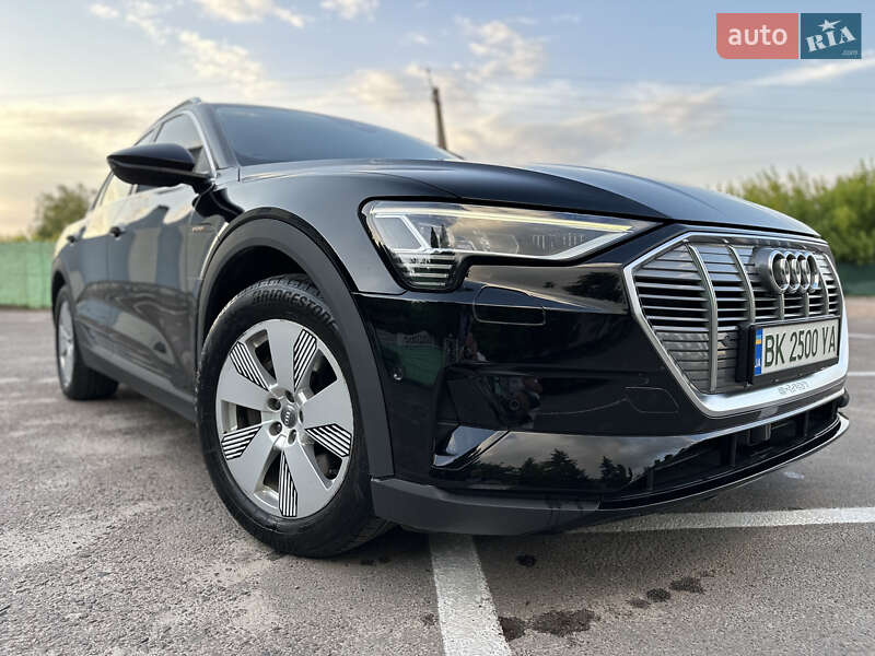 Позашляховик / Кросовер Audi e-tron 2019 в Дубні