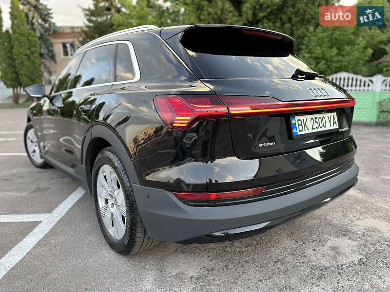 Позашляховик / Кросовер Audi e-tron 2019 в Дубні