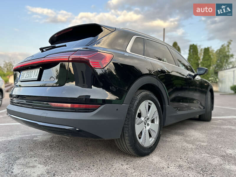 Позашляховик / Кросовер Audi e-tron 2019 в Дубні