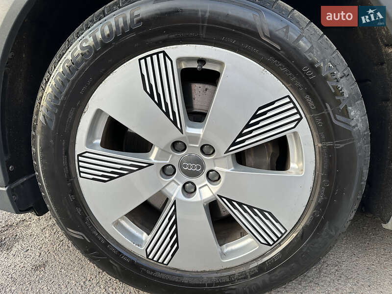 Позашляховик / Кросовер Audi e-tron 2019 в Дубні