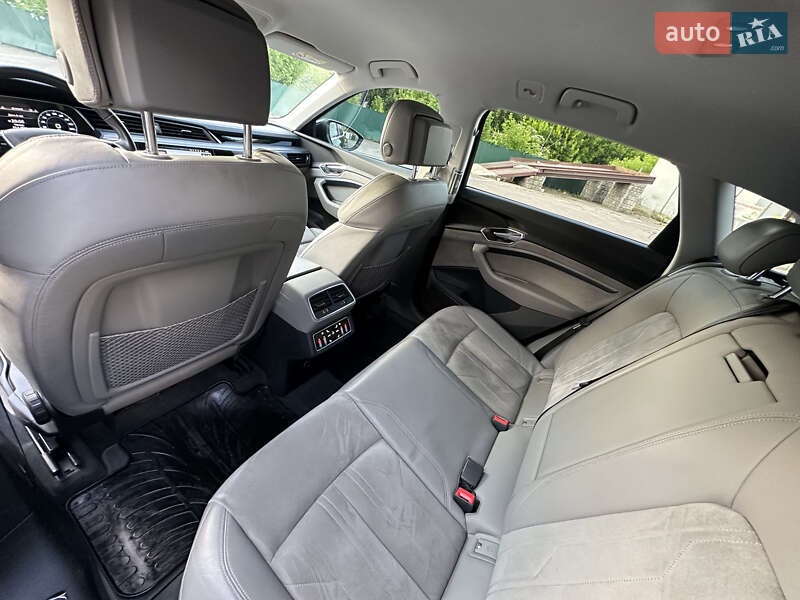 Позашляховик / Кросовер Audi e-tron 2019 в Дубні