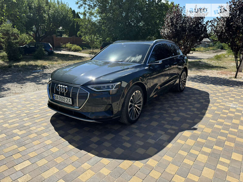 Позашляховик / Кросовер Audi e-tron 2019 в 