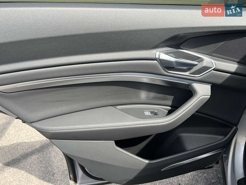 Позашляховик / Кросовер Audi e-tron 2022 в Києві