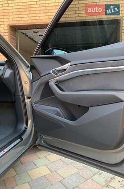 Внедорожник / Кроссовер Audi e-tron 2022 в 