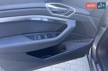 Позашляховик / Кросовер Audi e-tron 2019 в 