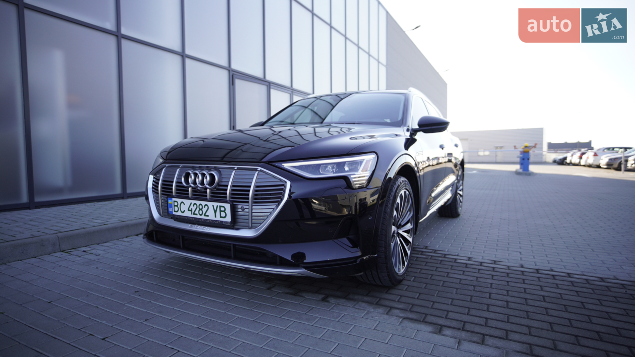 Власний автомобіль, стан наближений до ідеального, все відновленно якісно та виключно оригінальними деталями! Комлектація максимальна (CarPlay, пам`ять/масаж/вентиляція сидінь, проекція, матричні фари, дисктроник, адаптивний круїз, дотяжки дверей, 21 диски, камера 360, безключовий доступ, амбієнт підсвітка салону, ароматизація, всі можливі асистенти безпеки і т.д.) Авто повністю готове до експлуатації та комфортної їзди - жодних вкладень не потребує! Всі питання по телефону! Перекупам прохання не турбувати!