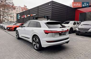 Внедорожник / Кроссовер Audi e-tron 2021 в 