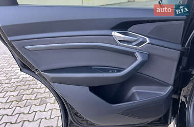 Внедорожник / Кроссовер Audi e-tron 2022 в 
