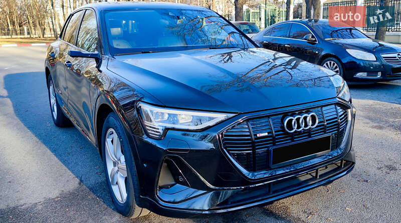 Внедорожник / Кроссовер Audi e-tron 2020 в 