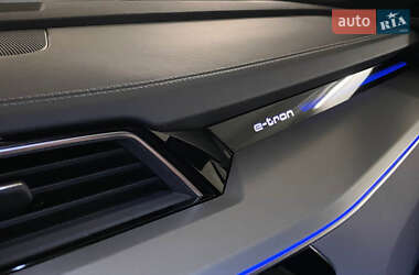 Внедорожник / Кроссовер Audi e-tron 2020 в 