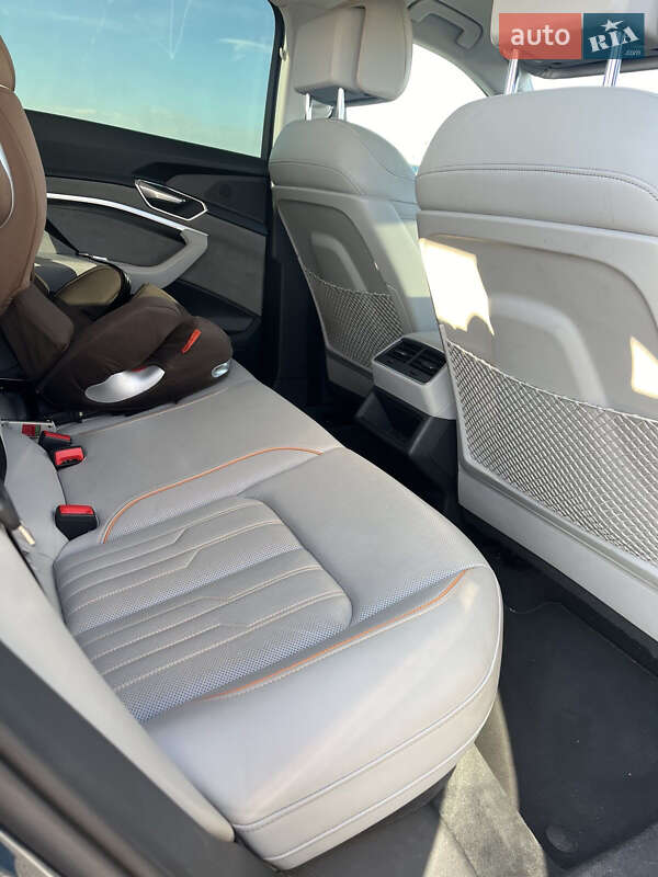 Внедорожник / Кроссовер Audi e-tron 2019 в Одессе фото 9 Внедорожник / Кроссовер Audi e-tron 2019 в Одессе