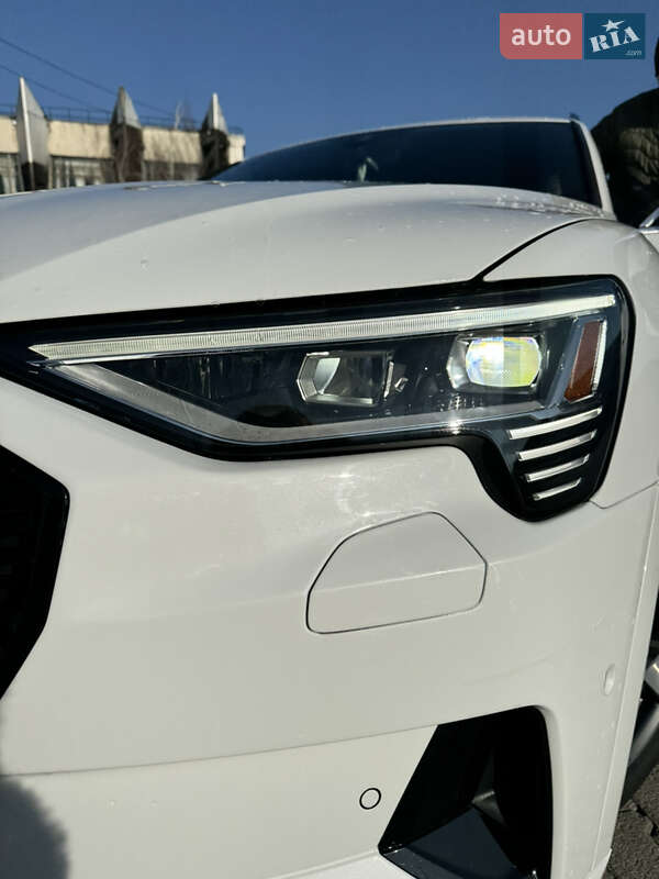 Позашляховик / Кросовер Audi e-tron 2021 в Чернівцях