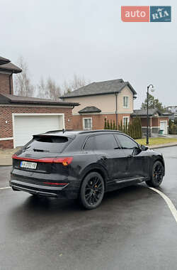 Внедорожник / Кроссовер Audi e-tron 2022 в 