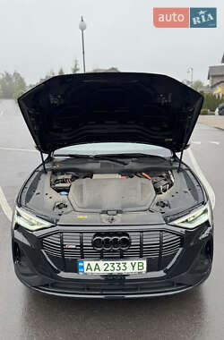 Внедорожник / Кроссовер Audi e-tron 2022 в 