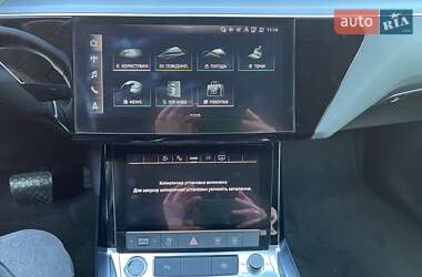 Позашляховик / Кросовер Audi e-tron 2022 в 