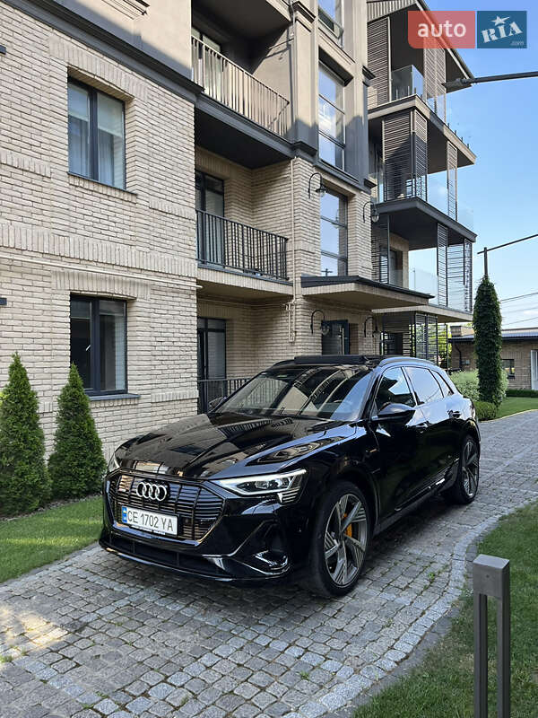 Позашляховик / Кросовер Audi e-tron 2021 в 