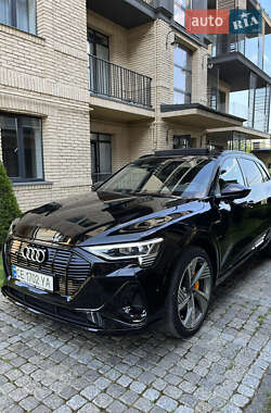 Позашляховик / Кросовер Audi e-tron 2021 в 