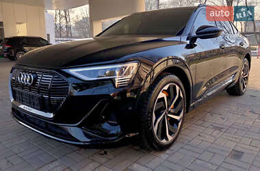 Внедорожник / Кроссовер Audi e-tron 2021 в 