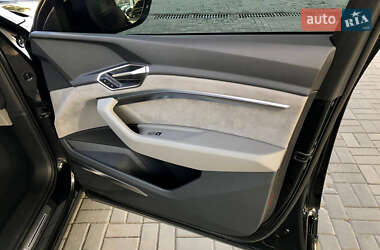 Внедорожник / Кроссовер Audi e-tron 2021 в 