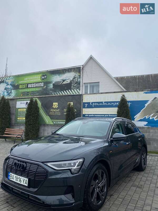 Позашляховик / Кросовер Audi e-tron 2022 в 