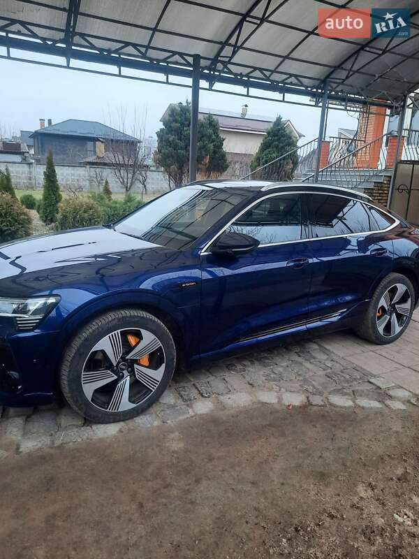 Внедорожник / Кроссовер Audi e-tron 2021 в 