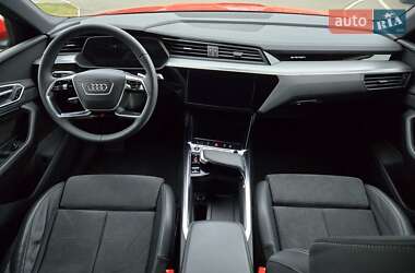 Позашляховик / Кросовер Audi e-tron 2021 в 