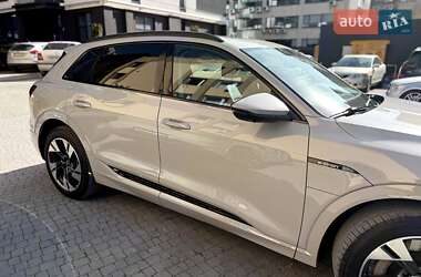Внедорожник / Кроссовер Audi e-tron 2021 в 