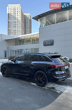 Внедорожник / Кроссовер Audi e-tron 2022 в 