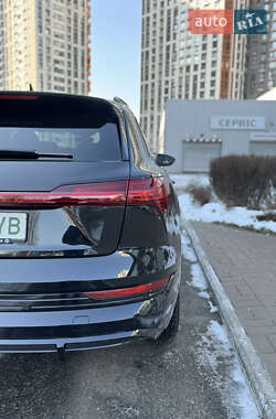 Внедорожник / Кроссовер Audi e-tron 2022 в 