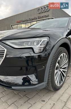 Внедорожник / Кроссовер Audi e-tron 2021 в 