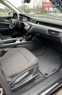 Внедорожник / Кроссовер Audi e-tron 2021 в 
