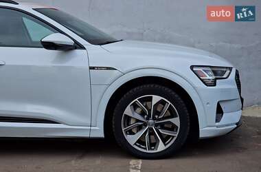 Внедорожник / Кроссовер Audi e-tron 2020 в 