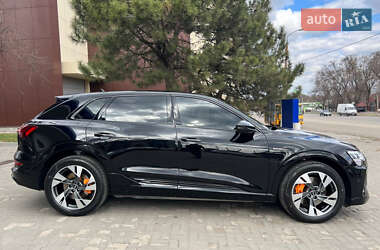 Внедорожник / Кроссовер Audi e-tron 2022 в 