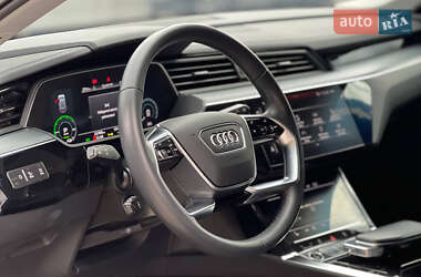 Внедорожник / Кроссовер Audi e-tron 2022 в 