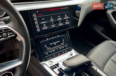 Внедорожник / Кроссовер Audi e-tron 2022 в 