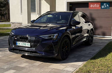 Позашляховик / Кросовер Audi e-tron 2022 в 