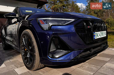 Позашляховик / Кросовер Audi e-tron 2022 в 