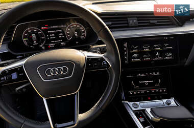 Позашляховик / Кросовер Audi e-tron 2022 в 