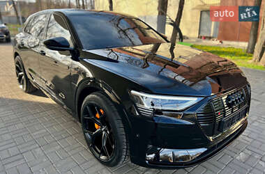 Внедорожник / Кроссовер Audi e-tron 2022 в 